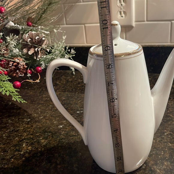 Vintage Royalton China Company Porcelain Teapot with some wear from age and use - Picture 8 of 14